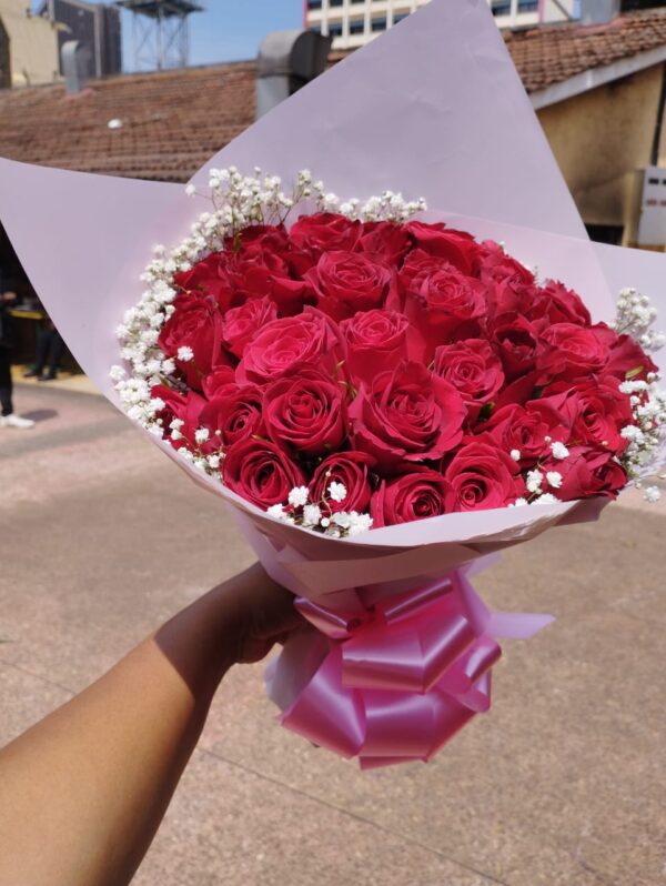 RED ROSES WITH MUMS