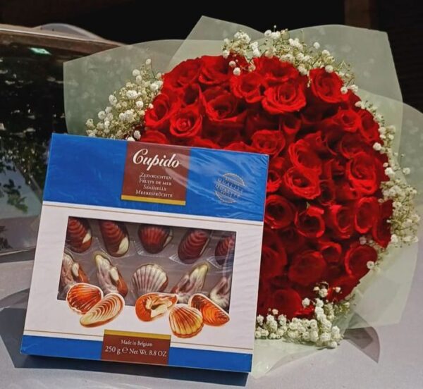 GUPIDO WITH ROSES