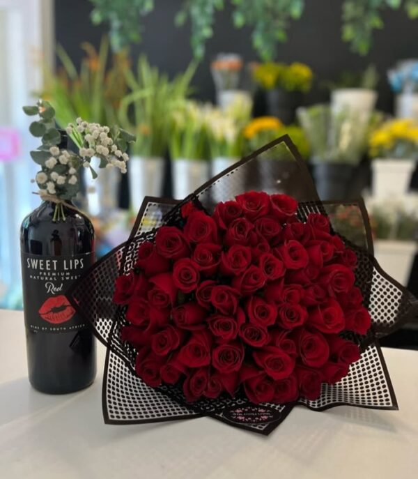SWEET LIPS WITH 60 ROSES