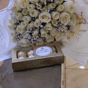 WHITE ROSES WITH 8 FERRERO