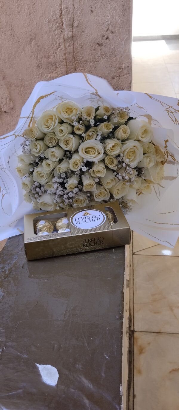 WHITE ROSES WITH 8 FERRERO